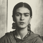Descubre las fascinantes características físicas de Frida Kahlo